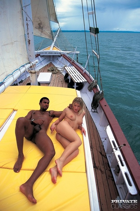 Hot MILFs Silvia Saint and Lea De Mae fuck on top of a sailboat | Фото 7