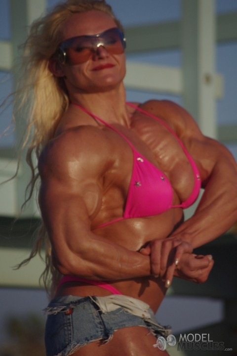 Blonde Slovenian bodybuilder Brigita Brezovac shows her muscles on the beach | Фото 4