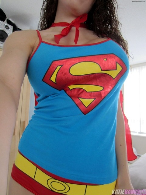 Amateur Katie Banks frees fakes tits from Superman outfit while taking selfies | Фото 1