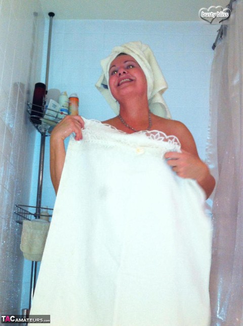 Aged amateur Busty Bliss displays her totally naked body while taking a shower | Фото 9