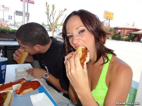 Slutty chick Jada Stevens gives her bald twat up for the price of a chili dog | Фото 2