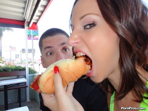 Slutty chick Jada Stevens gives her bald twat up for the price of a chili dog | Фото 3