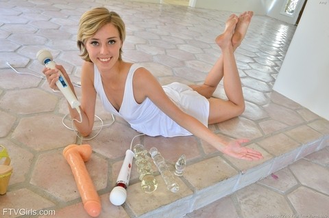 Blonde chick with short hair and nice legs fists and toys her own asshole | Фото 16