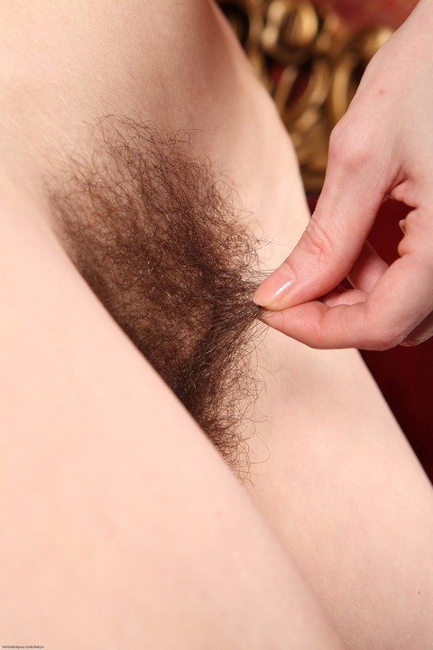 Middle-aged lady with tiny tits proudly shows off hairy armpits and vagina | Фото 15