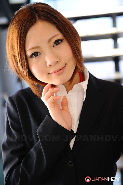 Japanese businesswoman Iroha Kawashima exposes her brassiere in office | Фото 2