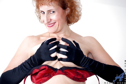 Curly-haired mature lady with chubby curves getting rid of her lingerie | Фото 8