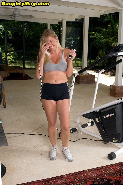 Busty blonde MILF exposes her big natural tits while working out at the gym | Фото 2