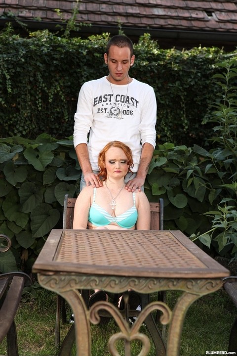 Pale redhead face sits man in the backyard before tugging on his dick | Фото 1