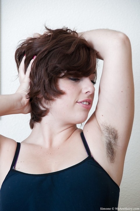 Pretty chubby babe exposing her hairy armpits and spreading her legs | Фото 4