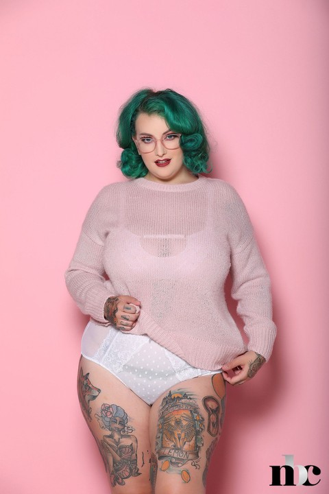 Very beautiful fatty Galda Lou bares her heavily tattooed curvy body | Фото 1