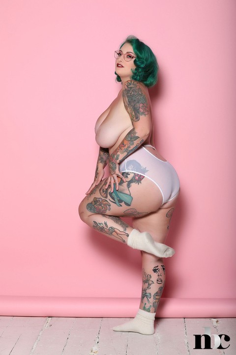 Very beautiful fatty Galda Lou bares her heavily tattooed curvy body | Фото 16