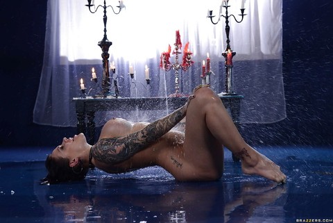 Tattooed babe Karmen Karma spreading wet pussy in candle lit bathtub | Фото 15