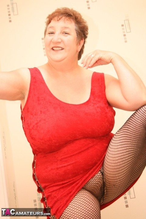 Older BBW Kinky Carol sports short red hair while exposing her natural tits | Фото 5