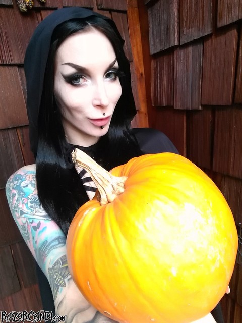 Goth girl Razor Candi flaunts her big ass over a pumpkin in Halloween attire | Фото 8