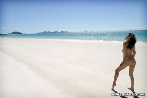 Big busted brunette vixen stripping off her pink panties on the beach | Фото 5