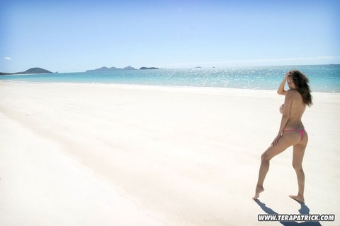 Big busted brunette vixen stripping off her pink panties on the beach | Фото 6