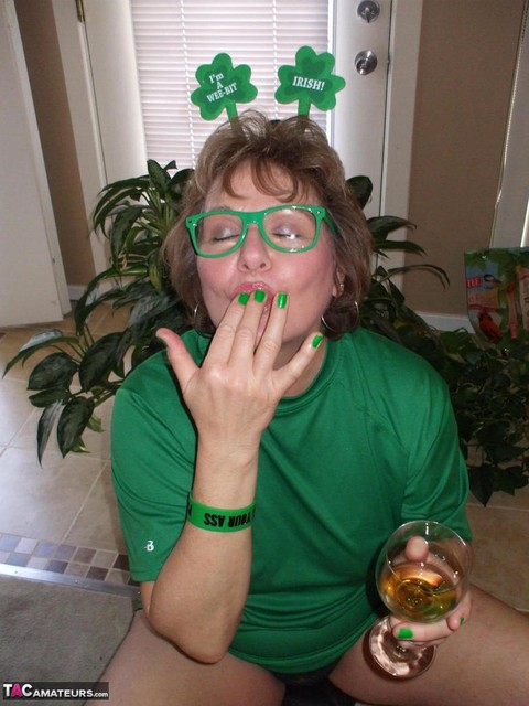 Middle-aged woman Busty Bliss celebrates St Patrick's day with POV sex | Фото 3