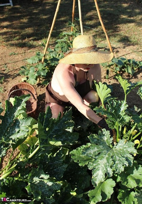 Mature woman Mary Bitch shoves seasonal veggies up her snatch in garden | Фото 1