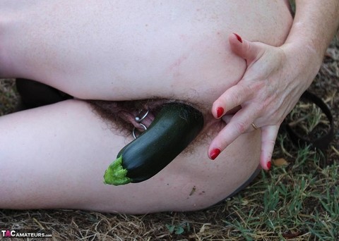 Mature woman Mary Bitch shoves seasonal veggies up her snatch in garden | Фото 12