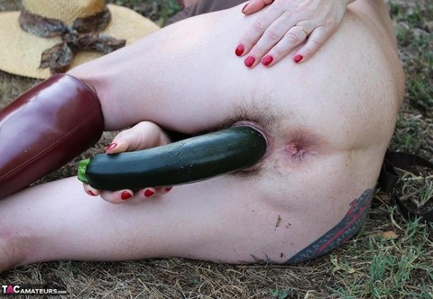 Mature woman Mary Bitch shoves seasonal veggies up her snatch in garden | Фото 13