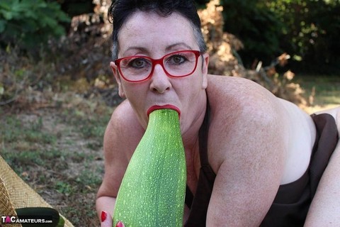 Mature woman Mary Bitch shoves seasonal veggies up her snatch in garden | Фото 15