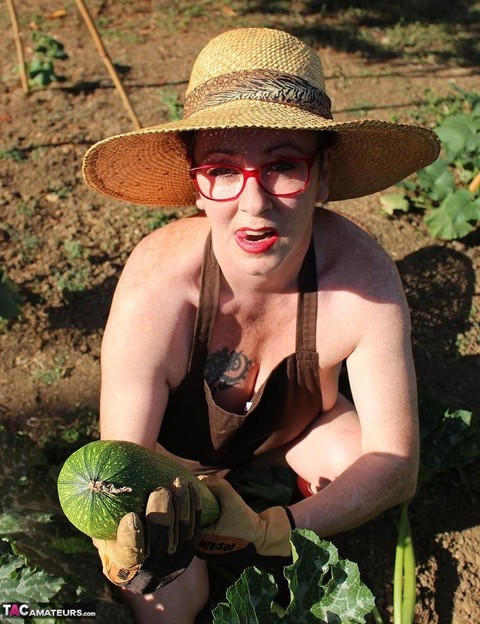 Mature woman Mary Bitch shoves seasonal veggies up her snatch in garden | Фото 2