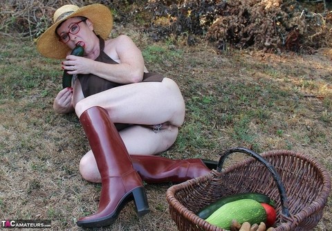 Mature woman Mary Bitch shoves seasonal veggies up her snatch in garden | Фото 4