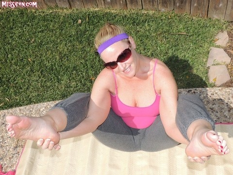 Amateur chick Dee Siren exposes her big butt while doing yoga outdoors | Фото 10