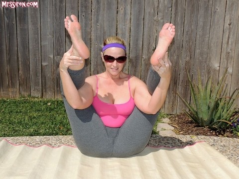 Amateur chick Dee Siren exposes her big butt while doing yoga outdoors | Фото 9