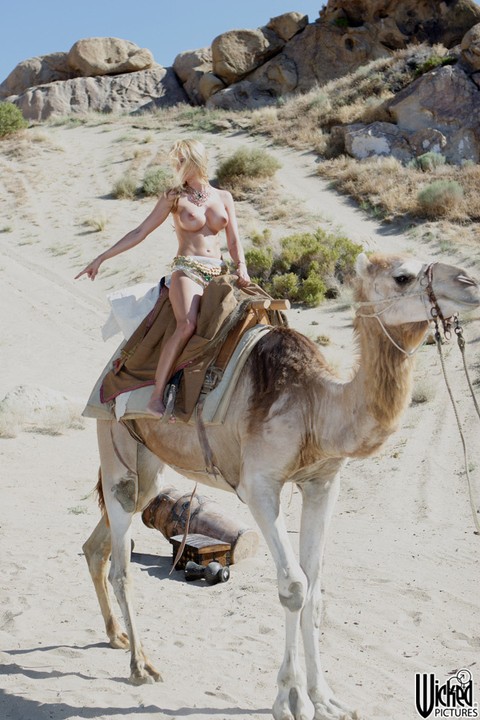 Kinky MILF Kaylani Lei flaunts her fake tits while riding a camel all nude | Фото 10