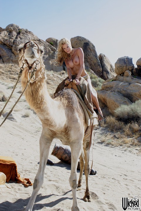 Kinky MILF Kaylani Lei flaunts her fake tits while riding a camel all nude | Фото 3