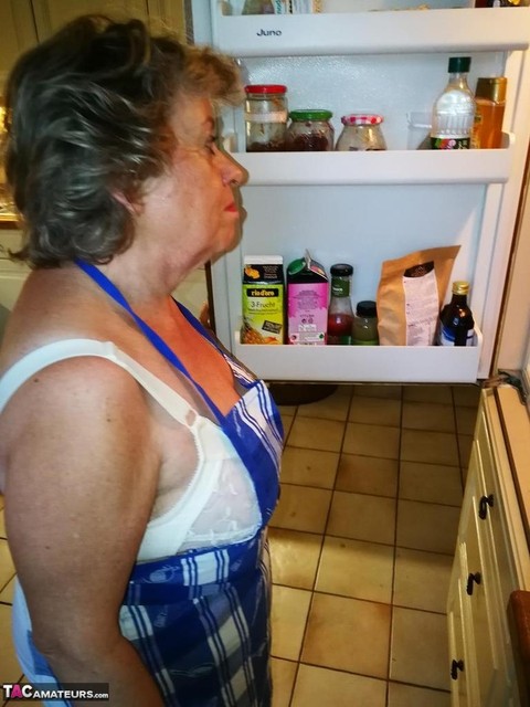 Old housewife Caro takes off her underwear in kitchen apron and stockings | Фото 1