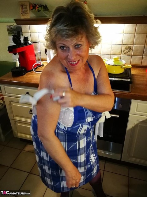 Old housewife Caro takes off her underwear in kitchen apron and stockings | Фото 12