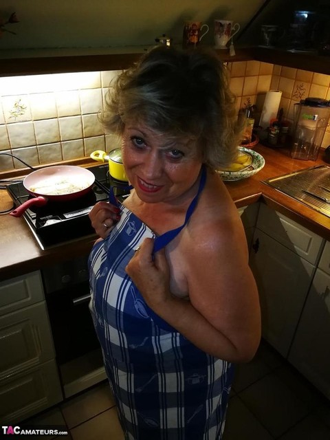 Old housewife Caro takes off her underwear in kitchen apron and stockings | Фото 14