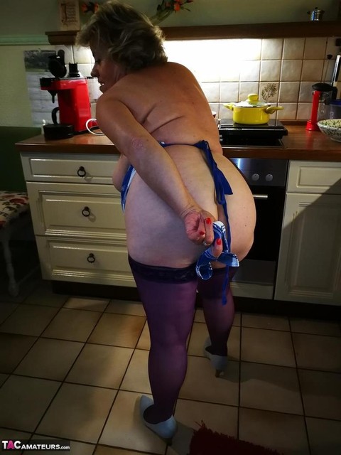 Old housewife Caro takes off her underwear in kitchen apron and stockings | Фото 15