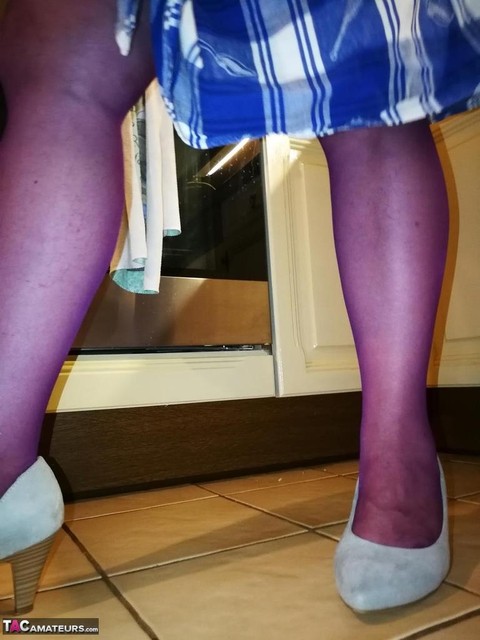 Old housewife Caro takes off her underwear in kitchen apron and stockings | Фото 16