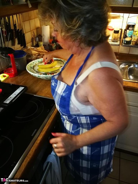 Old housewife Caro takes off her underwear in kitchen apron and stockings | Фото 6