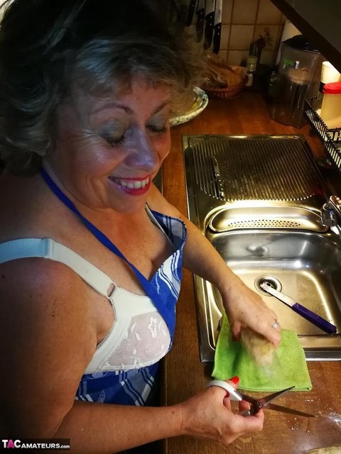 Old housewife Caro takes off her underwear in kitchen apron and stockings | Фото 7