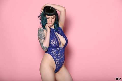 Inked model Lisha Blackhurst unleashes her boobs while posing in a bodysuit | Фото 8