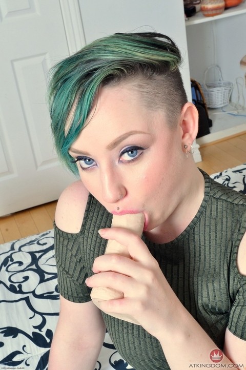 Green haired emo Blath fills her pink cunt with a rubber dildo on a bed | Фото 3