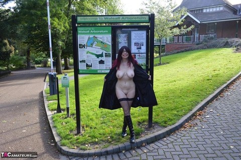 Chubby mature Barby Slut in coat flashes her big saggy boobs on the street | Фото 1