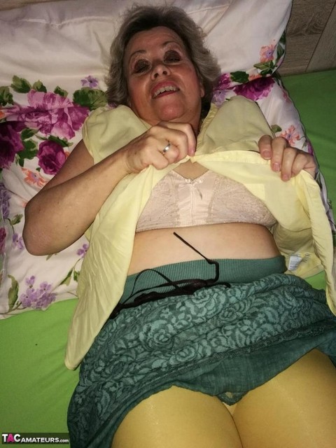 Old woman Caro releases her hairy vagina from yellow pantyhose on her bed | Фото 10