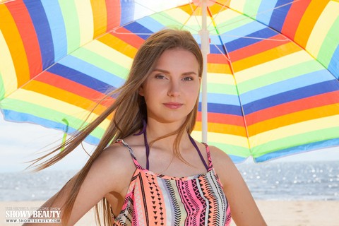 Beautiful young girl Dominika gets totally naked under an umbrella on a beach | Фото 3