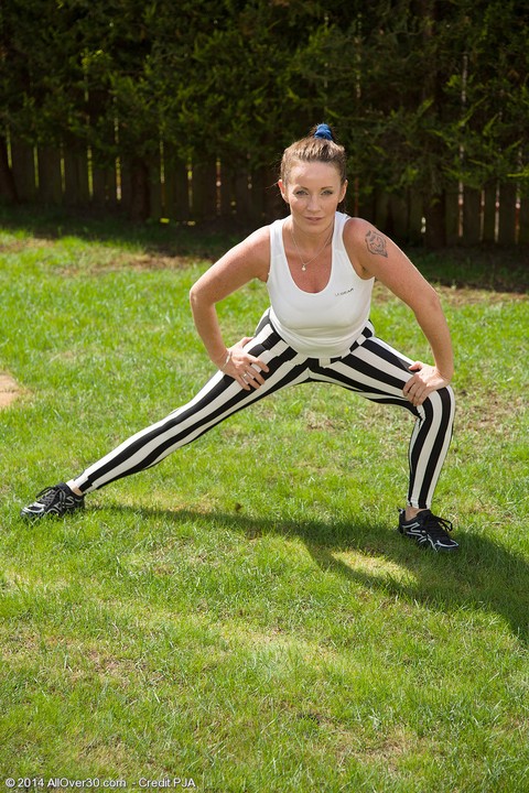 Mature mom Marlyn removes unflattering spandex pants to finger in the kitchen | Фото 1