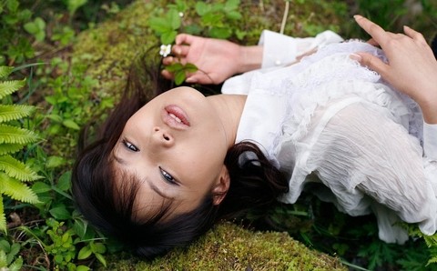 Beautiful Japanese girl Yua Aida exposes her firm tits amid nature's beauty | Фото 11