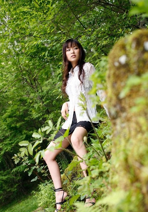 Beautiful Japanese girl Yua Aida exposes her firm tits amid nature's beauty | Фото 3