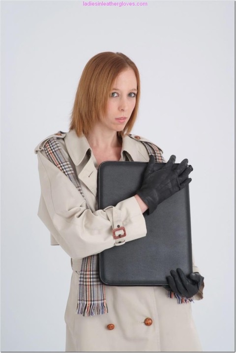 Natural redhead models in gloves and lingerie after removing top coat | Фото 1