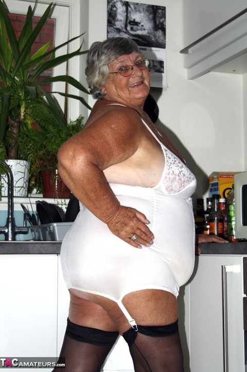 Obese nan Grandma Libby releases her tits and snatch from vintage lingerie | Фото 2