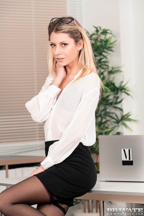 Blonde secretary Rebecca Volppetti seduces her boss while underneath his desk | Фото 1