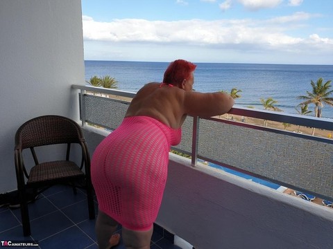 Fat nan with short red hair finger spreads her pussy on oceanside balcony | Фото 10